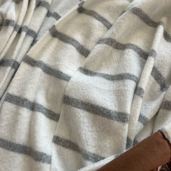 Women’s Cardigan Bundle (7) Size Medium and Size Large - Picture 9 of 12